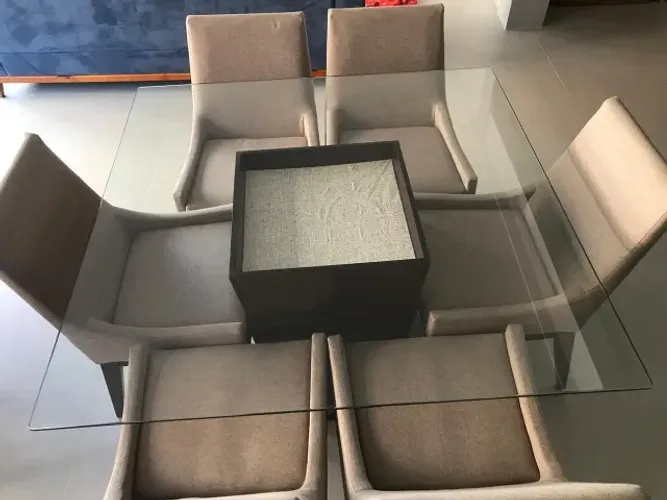 Mesa com tampo de vidro