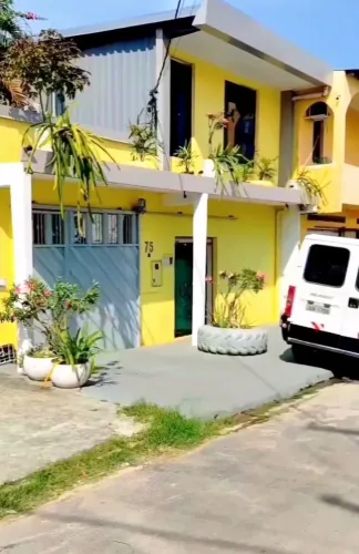 Casa com 9 quartos e área comercial na frente. 