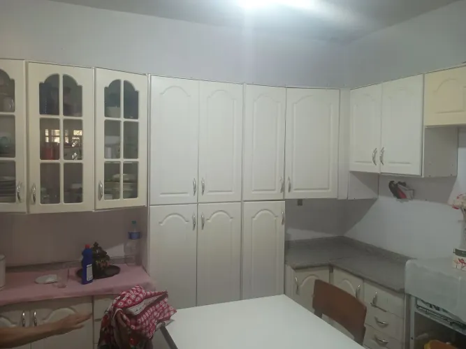 Armário de parede bem grande