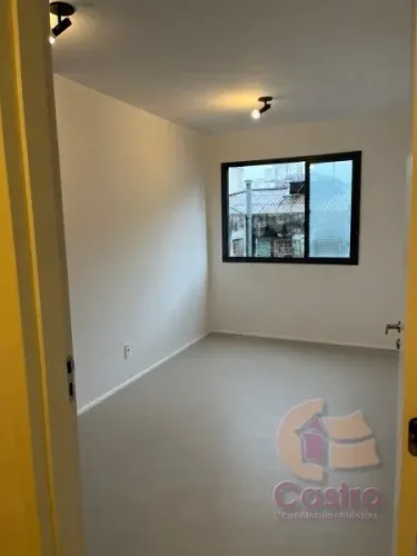 Bonito Loft, novo, nunca habitado, com sala/quarto, cozinha, wc social, dispondo o prédio