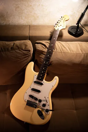 Guitarra Squier Stratocaster Vintage Modified 70s aged White