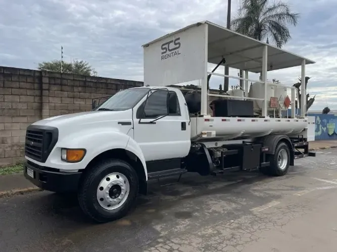 CAMINHÃO COMBOIO (ABASTECIMENTO E LUBRIFICAÇÃO)