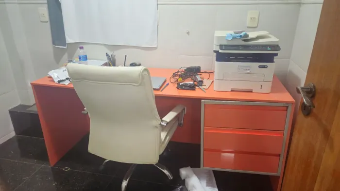 Mesa de escritório + cadeira branca
