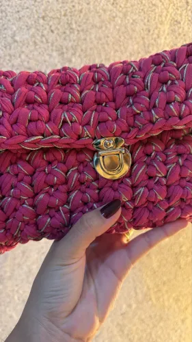 Bolsa de crochê em fio de malha