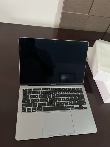 MacBook Air M1 2020 8GB 256GB 96% bateria muito novo