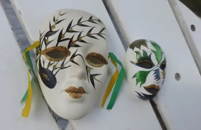 Máscaras venezianas enfeite de parede em porcelana com pintura manual