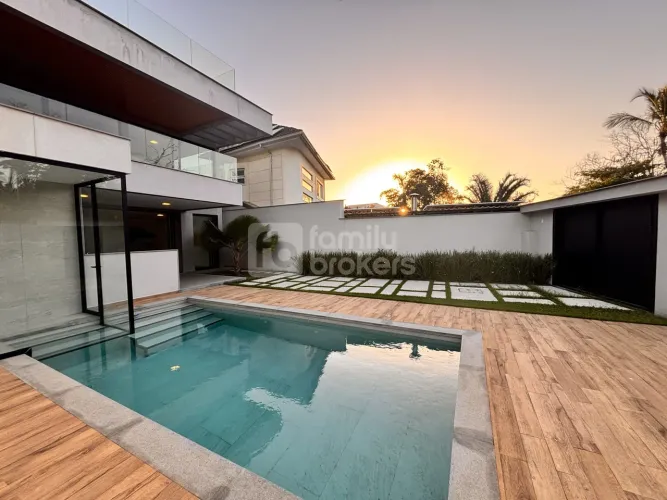 Casa contemporânea no Condominio Interlagos de Itaúna