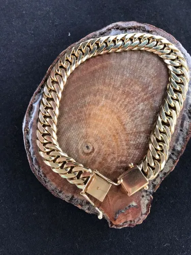 A venda Pulseira em Ouro18kl com 45.9 gramas, 600,00 reais o Grama
