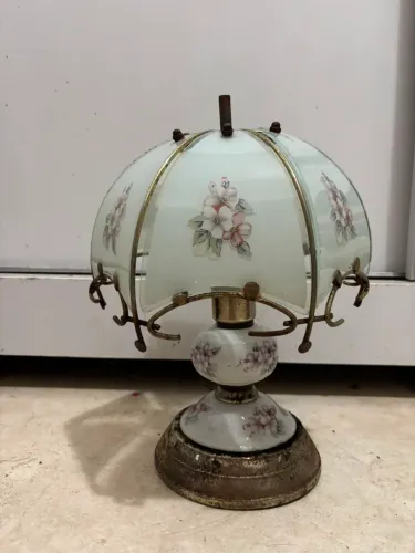 Abajur antigo em porcelana e vidro para restauro