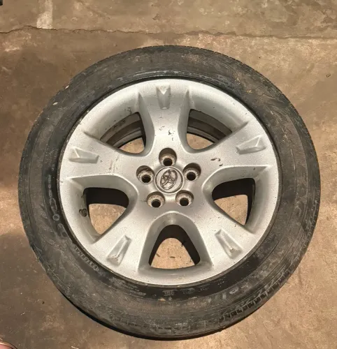 Roda aro 16 com pneu corola