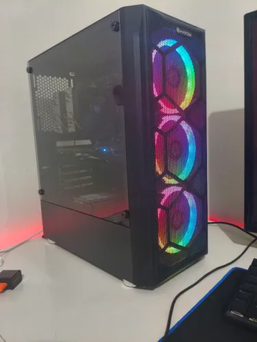 Gabinete gamer com três coler RGB