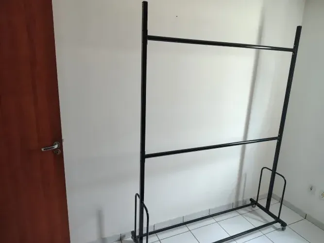 Arara de Roupas em Metal 209 x 156 cm