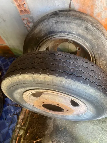 Vendo pneu completo do caminhão 3/4