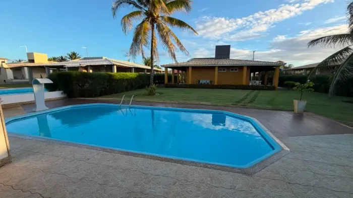 Casa de Praia - 1.000m² c/ Piscina - Condomínio à Beira-Mar - Porteira Fechada | R$400 mil