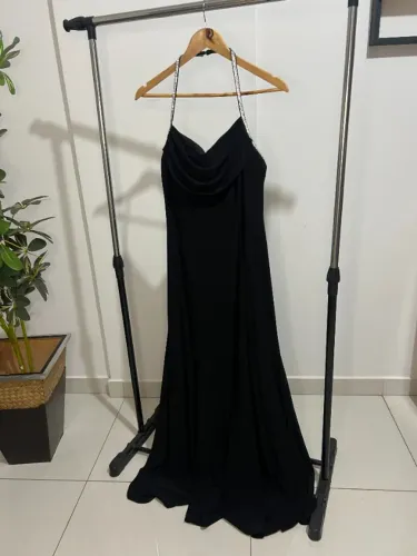 VESTIDO DE FESTA PRETO ELEGANTE COM ALÇA DE CRISTAIS