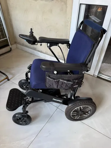 CADEIRA DE RODAS ELÉTRICA MOTORIZADA