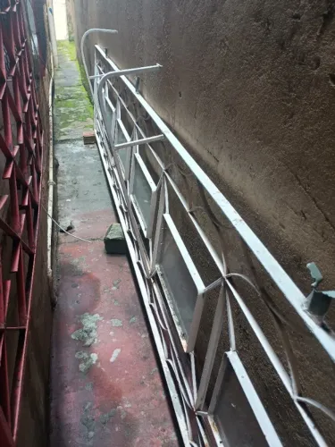 Porta e uma grade de ferro maciço.