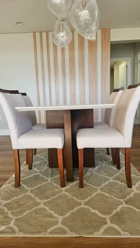 Conjunto Mesa de Jantar + 4 Cadeiras