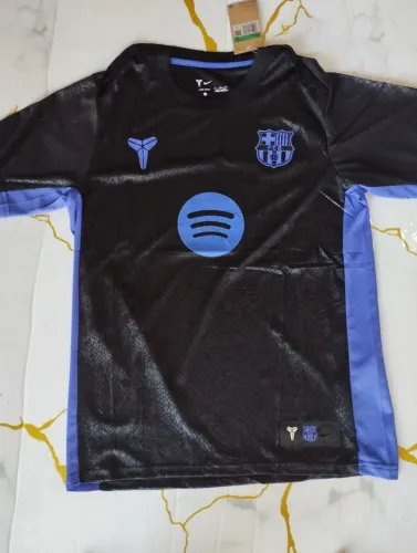 Camisas de times de futebol.