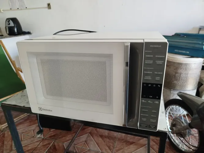 Microondas Eletrolux 36 litros semi novo estado de novo