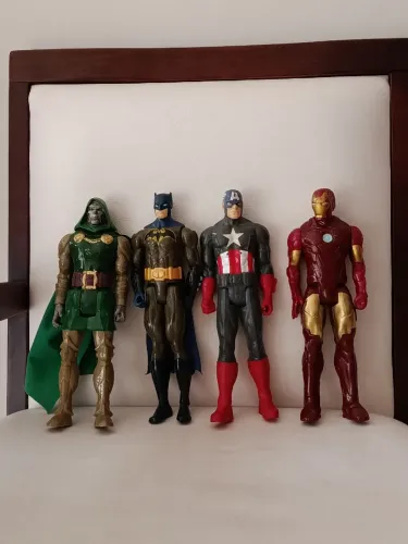 Bonecos Super Heróis (unidade), com "marcas de batalhas"..
