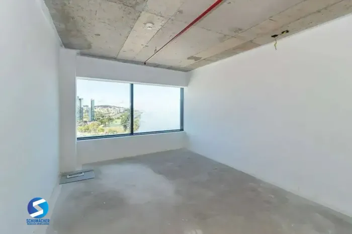 Sala com 33m², localizada no bairro Praia de Belas em Porto Alegre/RS.