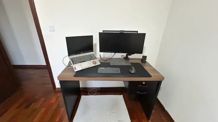 Mesa de escritório firme 1,20x0,60 com duas gavetas e chave