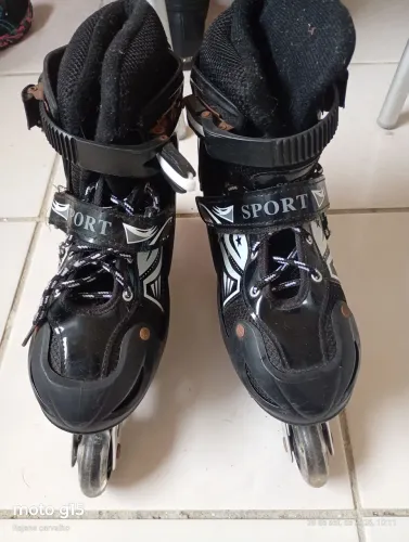 Patins de 4 rodas Sport usado, com o kit de proteção