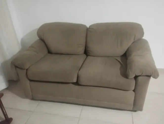 Vendo sofá de 2 lugares em bom estado