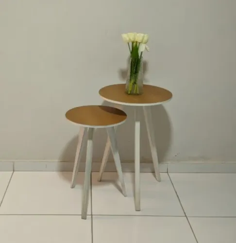 Mesa de apoio branca com topo amadeirado