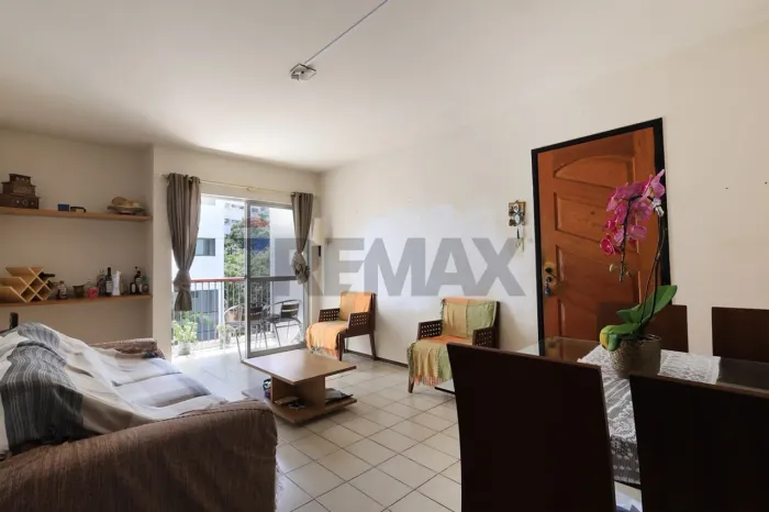 Apartamento de 90m, com 2 quartos sendo 1 suíte. Varanda, cozinha e dependência completa d