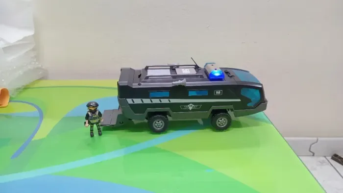 PLAYMOBIL POLICIA VEÍCULO COMANDO ELITE - LUZ E SOM. COLECIONE