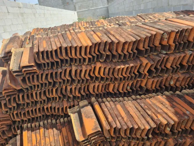 Telhas romanas usada venda por milheiro, 800 ou por unidades. Obs: valor para retirar.