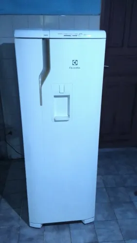 Geladeira Electrolux digital degelo seco 350 LTS - gela muito bem, perfeita ,R$880,00