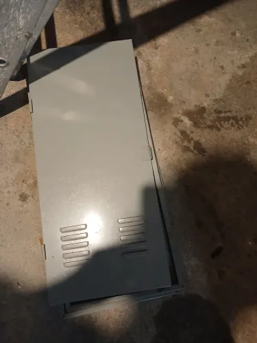 Vendo um armário roupeiro para empresa etc valor 600 reais obs para retirada