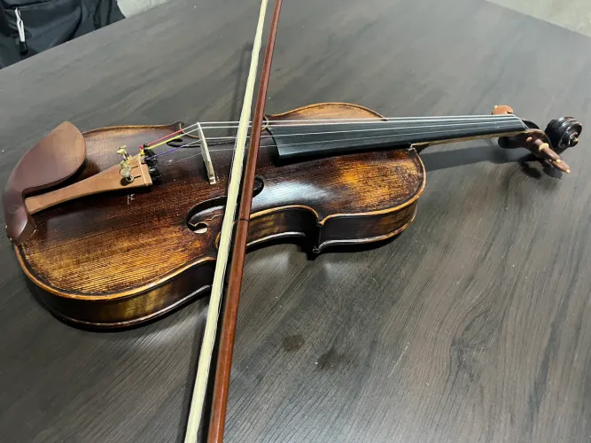 Violino Artesanal com Aparência Vintage/Antiga
