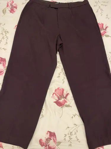 Calça alfaiataria wide leg tamanho 46 cor vinho escuro