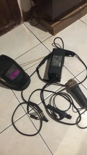 Máquina de solda e lixadeira com máscara de solda