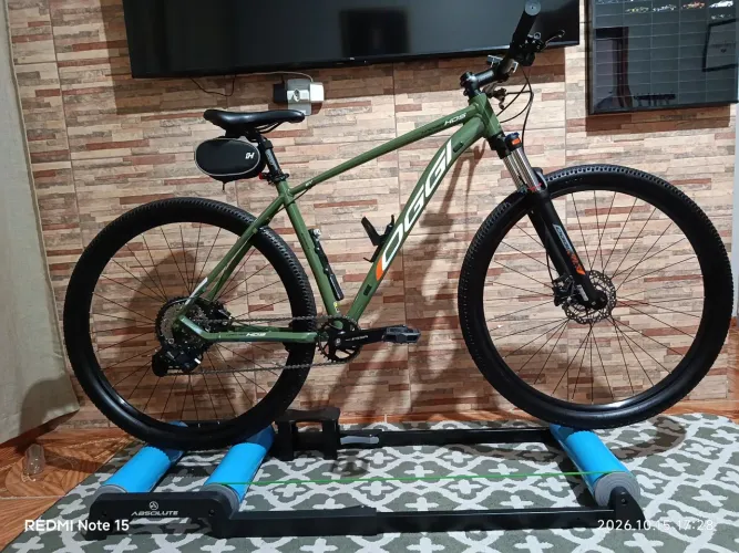 VENDO BIKE OGGI SEMI NOVA SEM MARCAS DE USO COM ROLO DE TREINO.