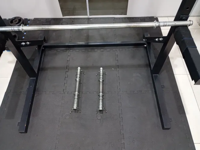 Gaiola treino, barras e 90kg em anilhas.