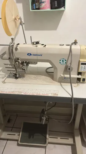 Máquina de costura reta industrial