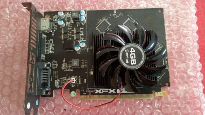 Placa de Vídeo XFX AMD Radeon R7 240 4GB GDDR3 128 Bits