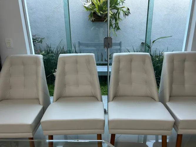Cadeiras estofadas modernas em couro