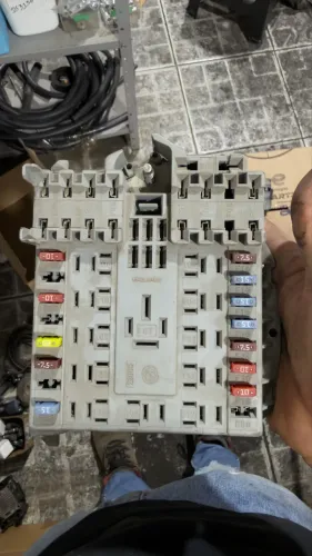 Caixa de fusível vão motor Fiat strada/ideia/palio/palio wequend