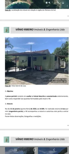 Casa com muitas avarias, terreno grande todo murado