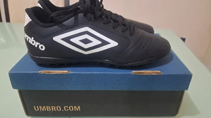 Chuteira society umbro class tamanho 39