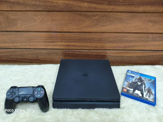PS4 com duas manetes e vários jogos tops