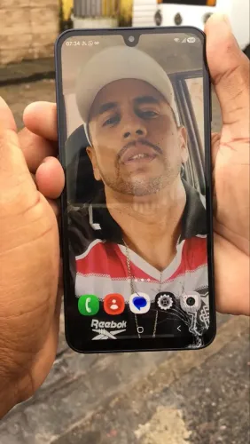 Vendo esse Samsung a16 128gb 5g novinho todo original porém trincado na parte de baixo