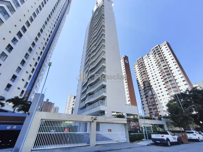 Apartamento mobiliado com 61m², varanda integrada à sala, 02 quartos sendo 01 suíte, WC so