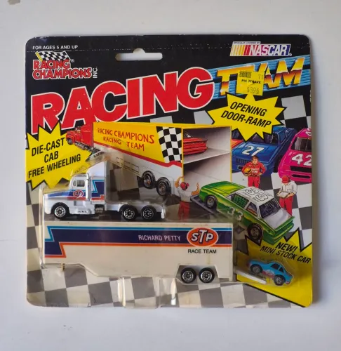 Carreta Nascar Team Transporter do Piloto Richard Petty (The King) Escala 1/87 Racing Cham